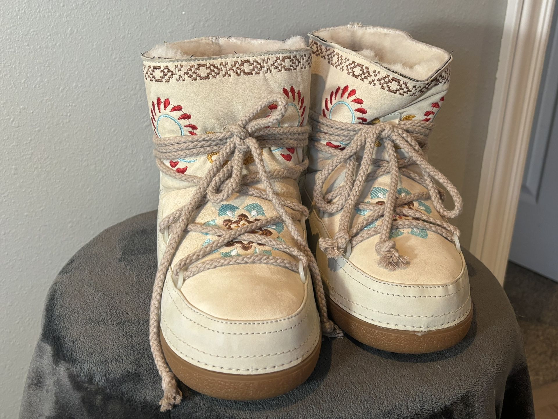 IKKII White Folklore Snow Boots