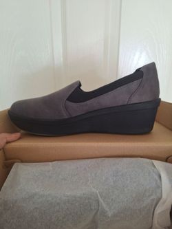 clarks 7.5 w Gray Suede Wedge Slip-On Shoes