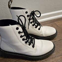 Docs Dr. Martens LUANA white combat boots 7 hole size 8 / 39 awesome condition