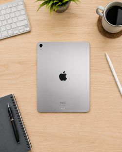 iPad Air 13” M2 Apple Chip 256GB🚀1 Year Warranty Included✅Clean front & back✨ 98% Battery Health🔋
