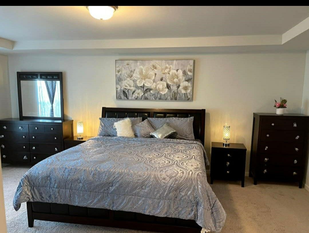 Pickup From LebnonTN 37087.Beautiful 5 Pc King Size Bedroom Set
