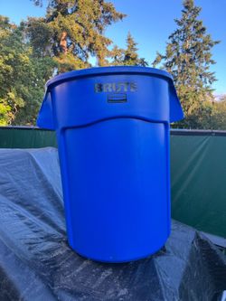 BRUTE Rubbermaid 44 gallon container