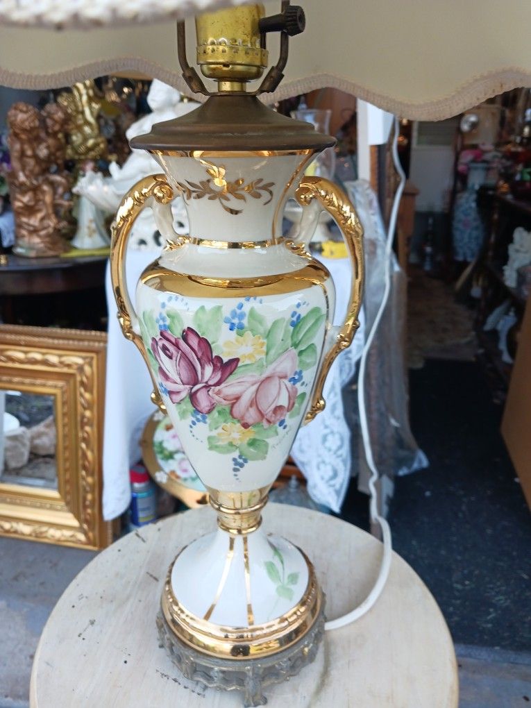  GORGEOUS  ANTIQUE  OR VINTAGE  TABLE LAMP  REALLY NEAT 