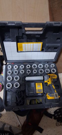 DEWALT 20V MAX XR Cordless Cable Stripper Kit