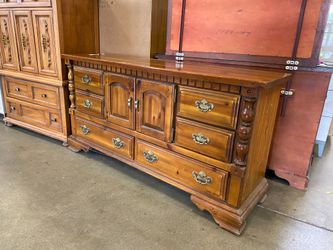 BROYHILL Polished Oak 8 Drawer Revolution Themed Dresser