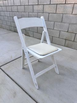 White foldable chairs