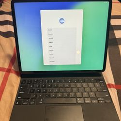 iPad Pro 12.9” 3rd gen W/Magic Keyboard And Apple Pencil