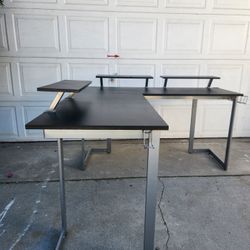 Corner desk with attachable shelves 