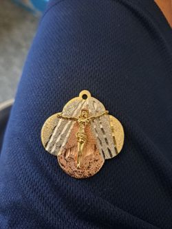 A jesus jewelry charm MAKE A OFFER NOT FREE