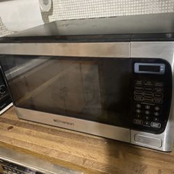EMERSON 900 Watts 