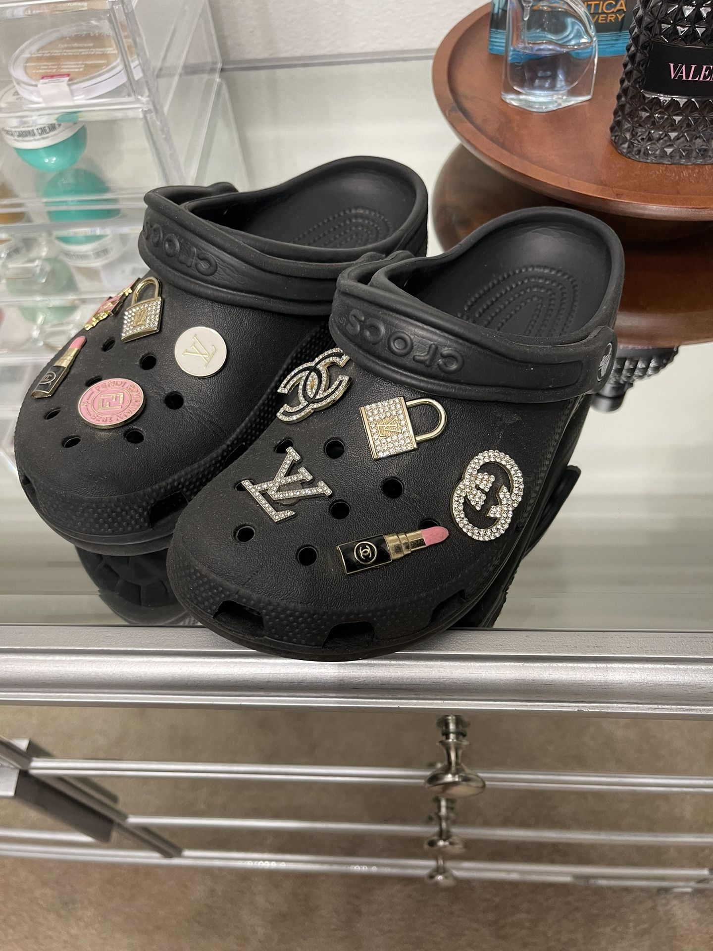 Crocs With Designer Charms Size 6 for Sale in Spring, TX - OfferUp