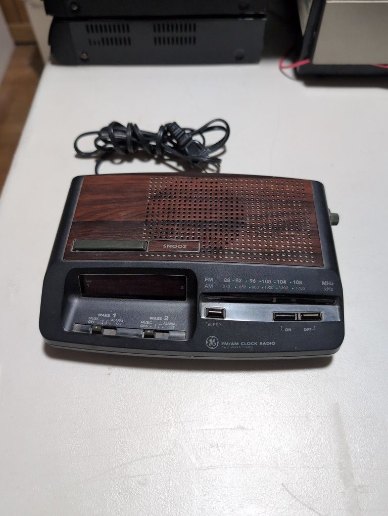 GE 7-4621A FM/AM Clock Radio