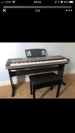 Beautiful Yamaha PortableGrand DGX-640 electric keyboard