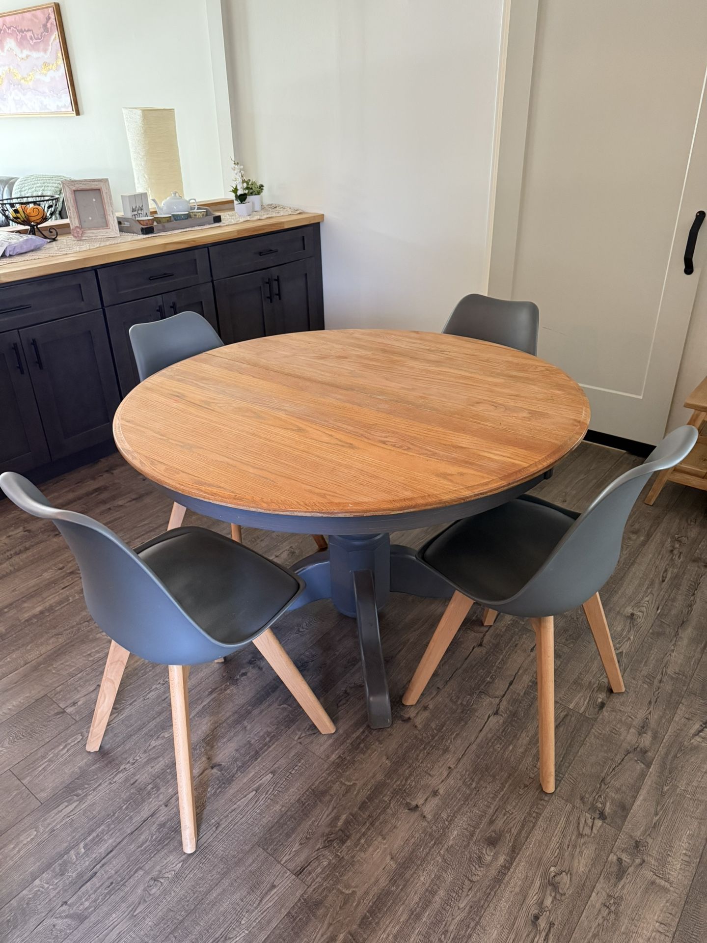 Kitchen Table and Chairs including extra chairs and table cloth