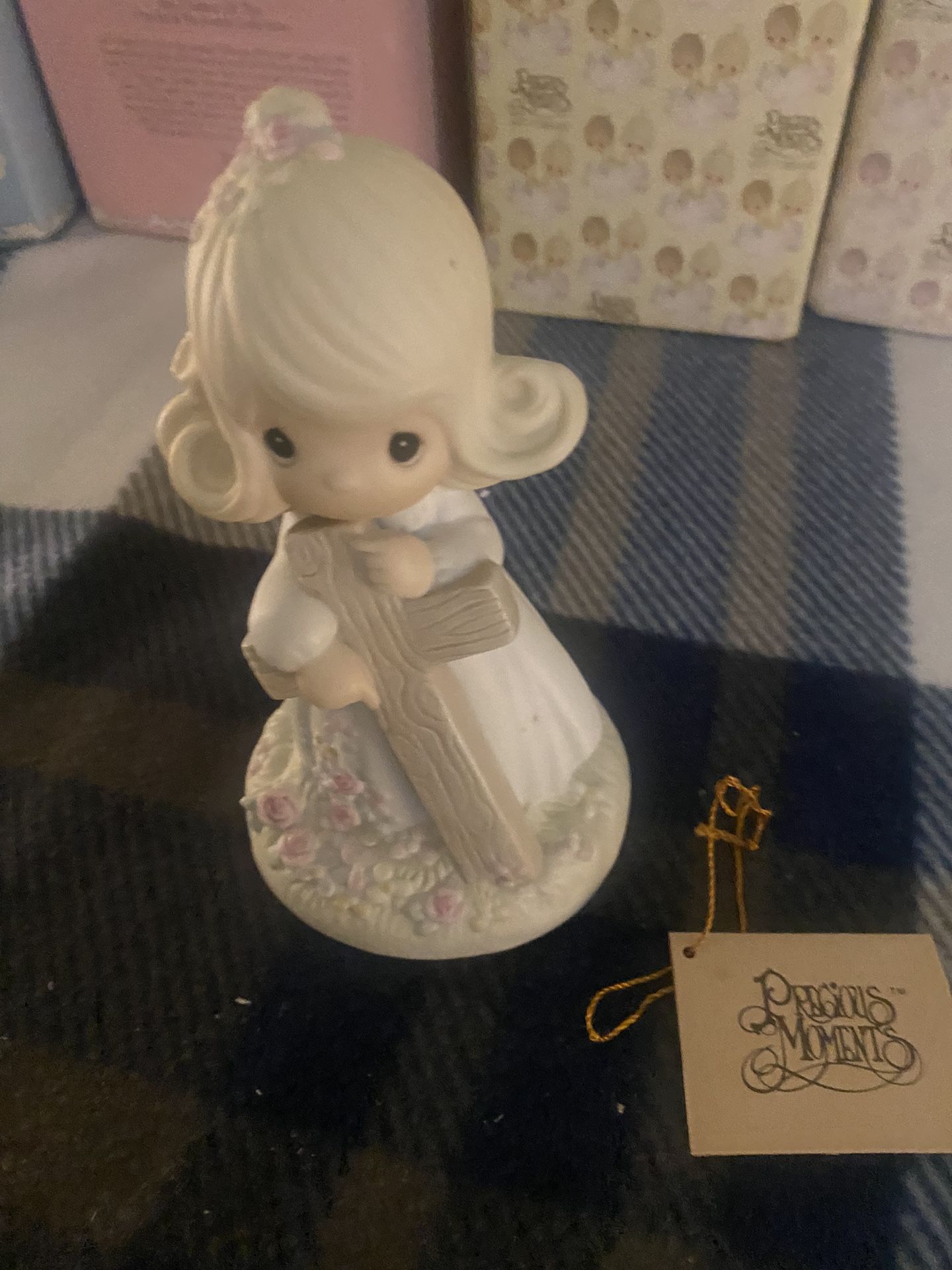 Precious Moments “i Believe In The Old Rugged Cross” Figurine 
