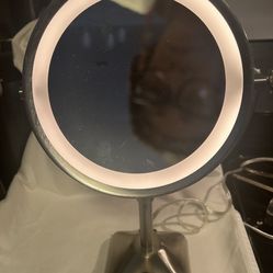 Magnifying Light Up Vanity Makeup Mirror. 