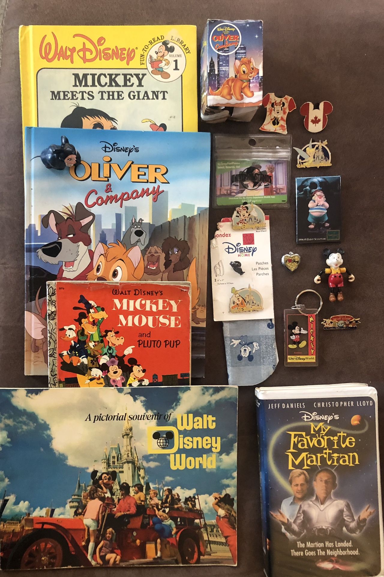 20 Vintage Disney Pin Lot Plus-Books-Vhs-Keychain-Figurines ++++