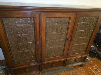Huge Real Wood Intertaiment    Brown With Metal Vfor Tv eneer. Great Condition  $265