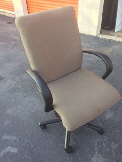 Very nice office rolling chair