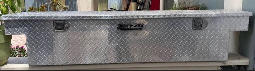 DeeZee Narrow Crossover Tool Box