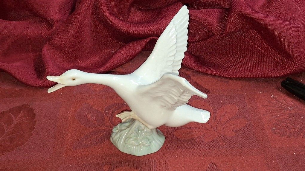 Vintage LLADRO FLYING SWAN Figurine 1977 Porcelain Made In Spain L11F311