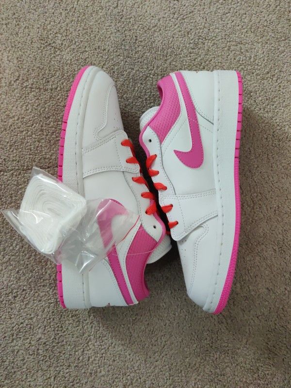 Air Jordan Retro 1 Low Size 7 youth/8.5wmns