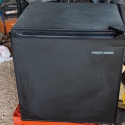 Black & Decker 2.7  Cu Ft With Freezer..Works ..See All Pictures Read Description 