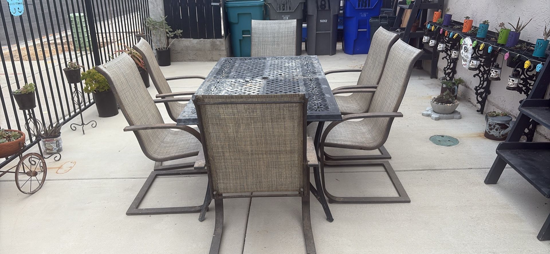 Patio Table Set (Comes With 6 Chairs)