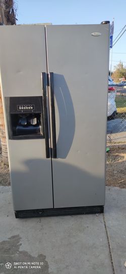 Refrigerator side by side