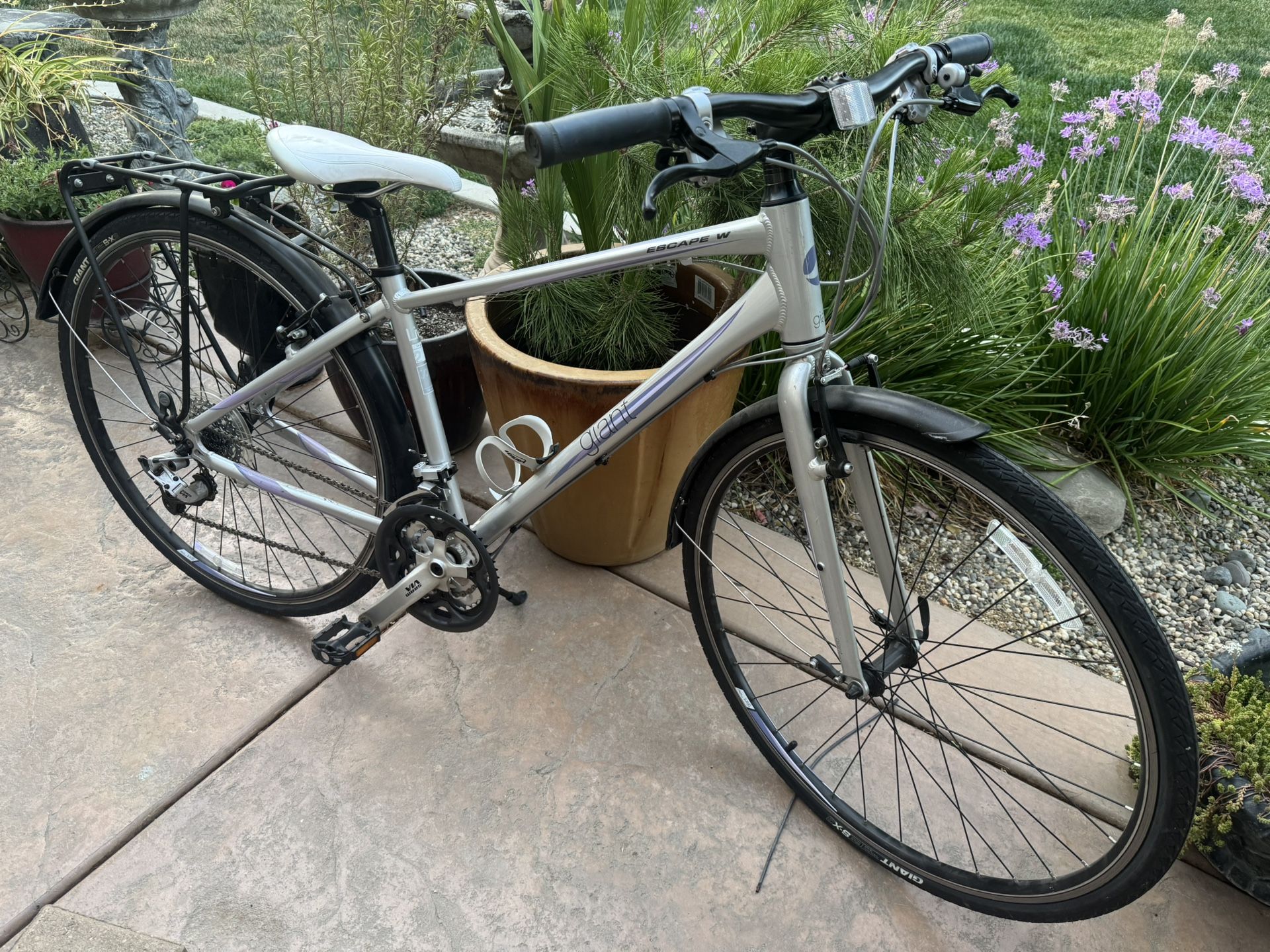 Giant hybrid Bike