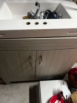 Bathroom sink and draw everything you see in the pic in fair condition