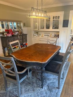 Beautiful table with 5 chairs