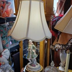 BEAUTIFUL VINTAGE VICTORIAN LAMP  PERFECT CONDITION 