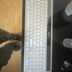 Logitech K750