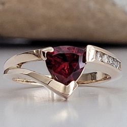 10k Size 7 Solid Yellow Gold Garnet and Genuine Diamonds Ring [READ DETAILS] Post Tags: 10k 14k Anillos De Oro