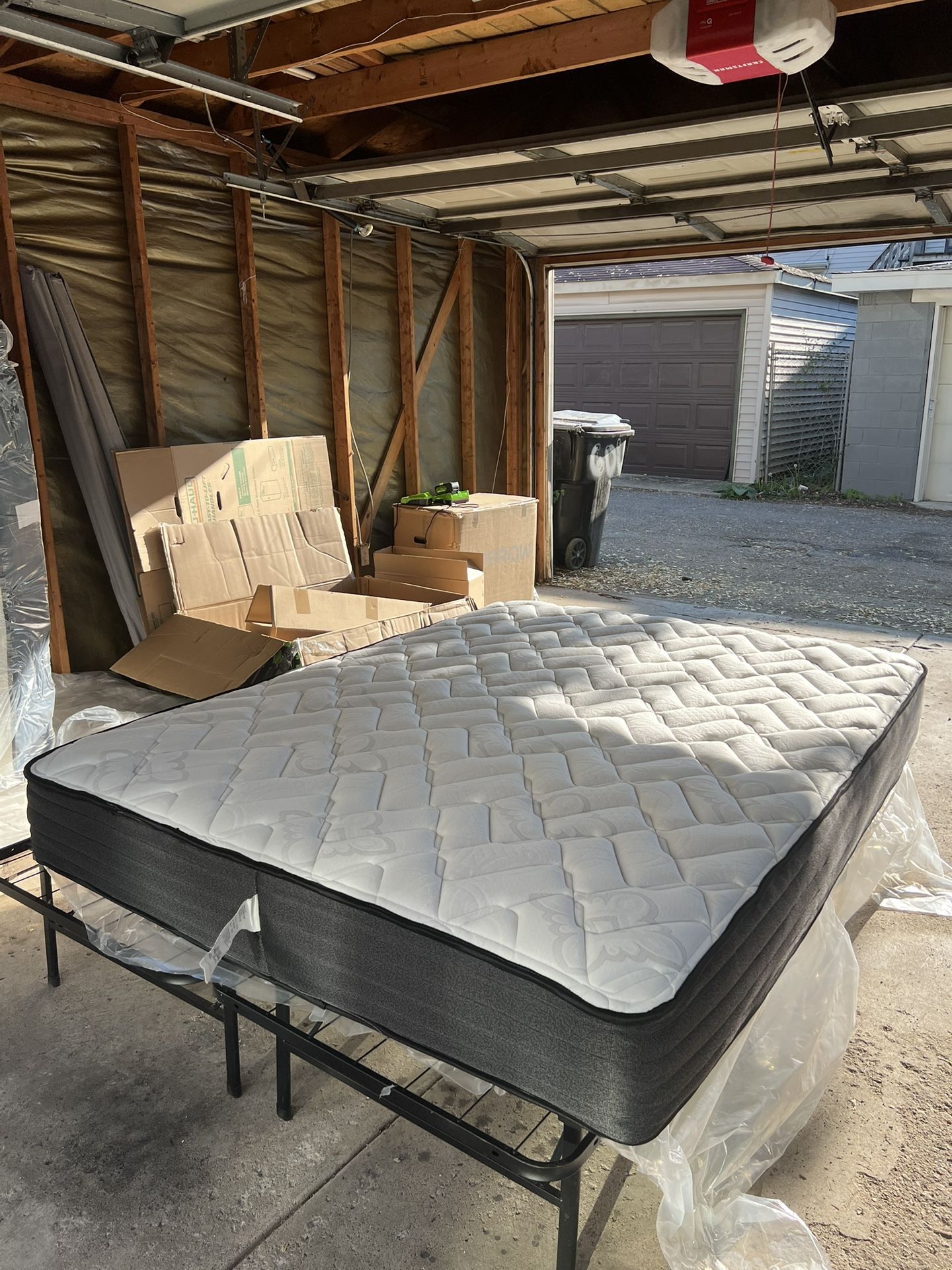 Wayfair Sleep 10.5" Firm Hybrid Mattress, Queen, Black, WFSL1037, Like New, Perfect Condition