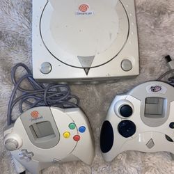 Sega Dream Cast w/ 2 Controllers