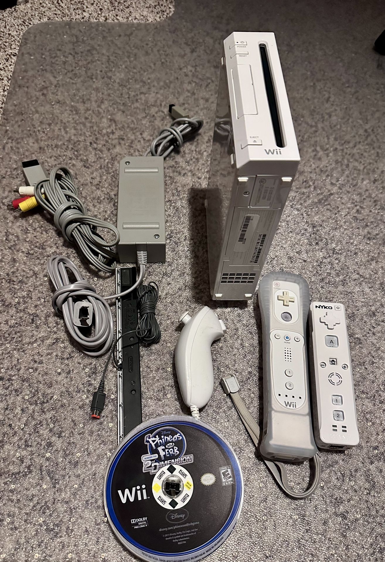 Nintendo Wii Video Game Console Complete System Two Controllers Phineas And Ferb