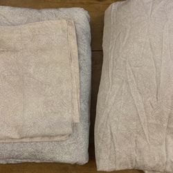 Twin Set Of Cotton Bedding w/ Pattern