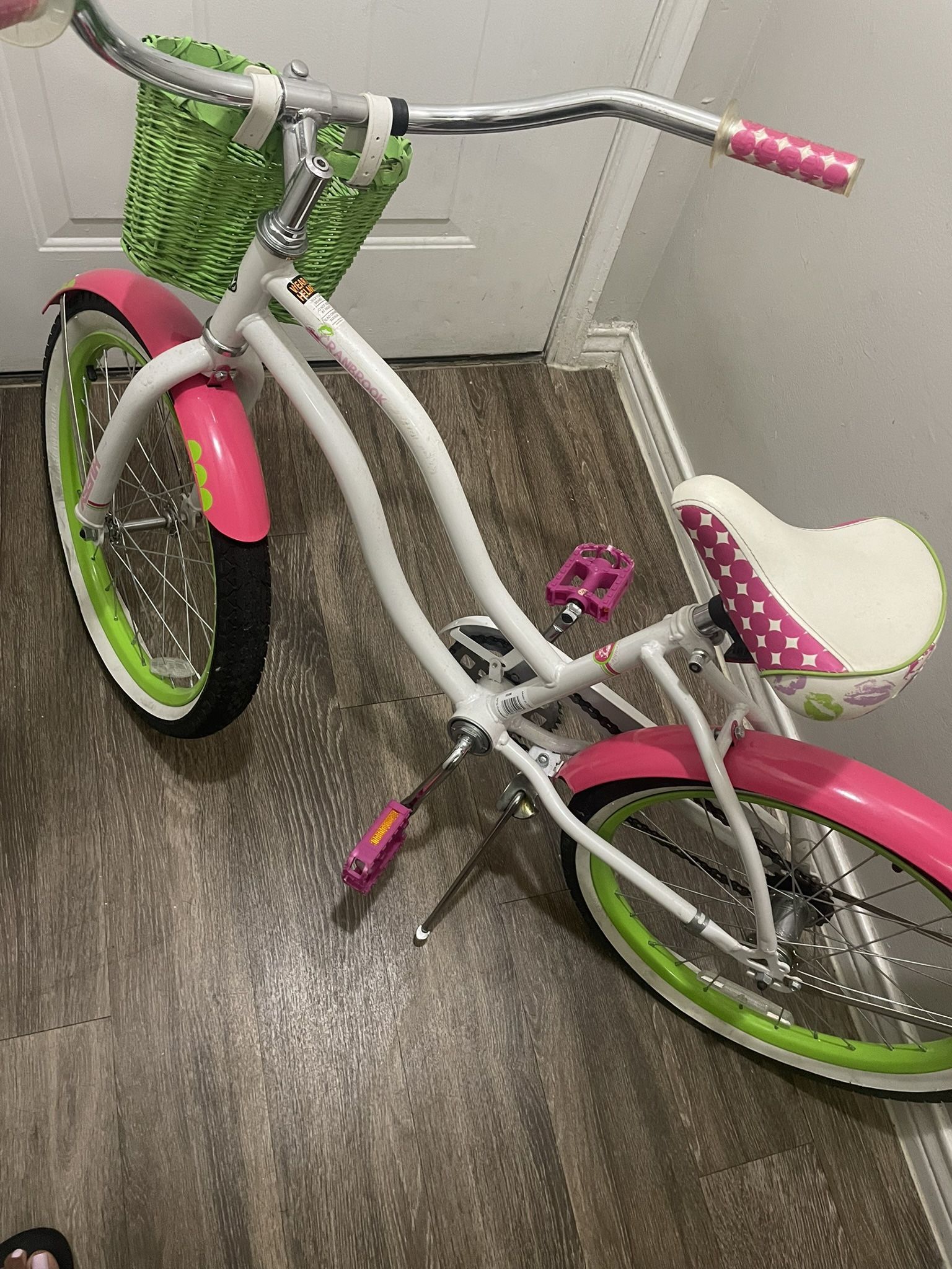Huffy Cranbrook Girls Cruiser Bike – 20” Wheels/with Green Basket