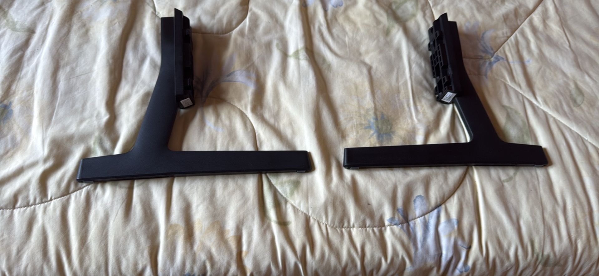65” TV Samsung Stands(1set Of 2)— Bases Para TV Samsung de 65”(1 Par )