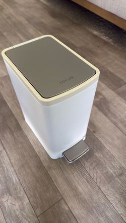 Bathroom trash can