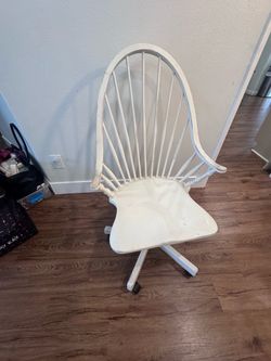White Windsor Spindle Back Swivel Chair