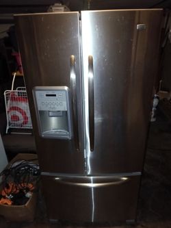 Maytag Stainless Steel 26.7 Cu Ft Side By Side Fridge/Freezer On Bottom