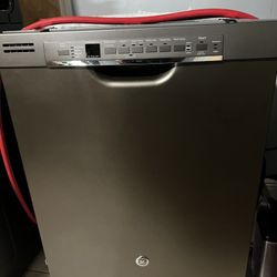 GE GDF630PMMES 24" Stainless Steel Built-In Dishwasher. Used .