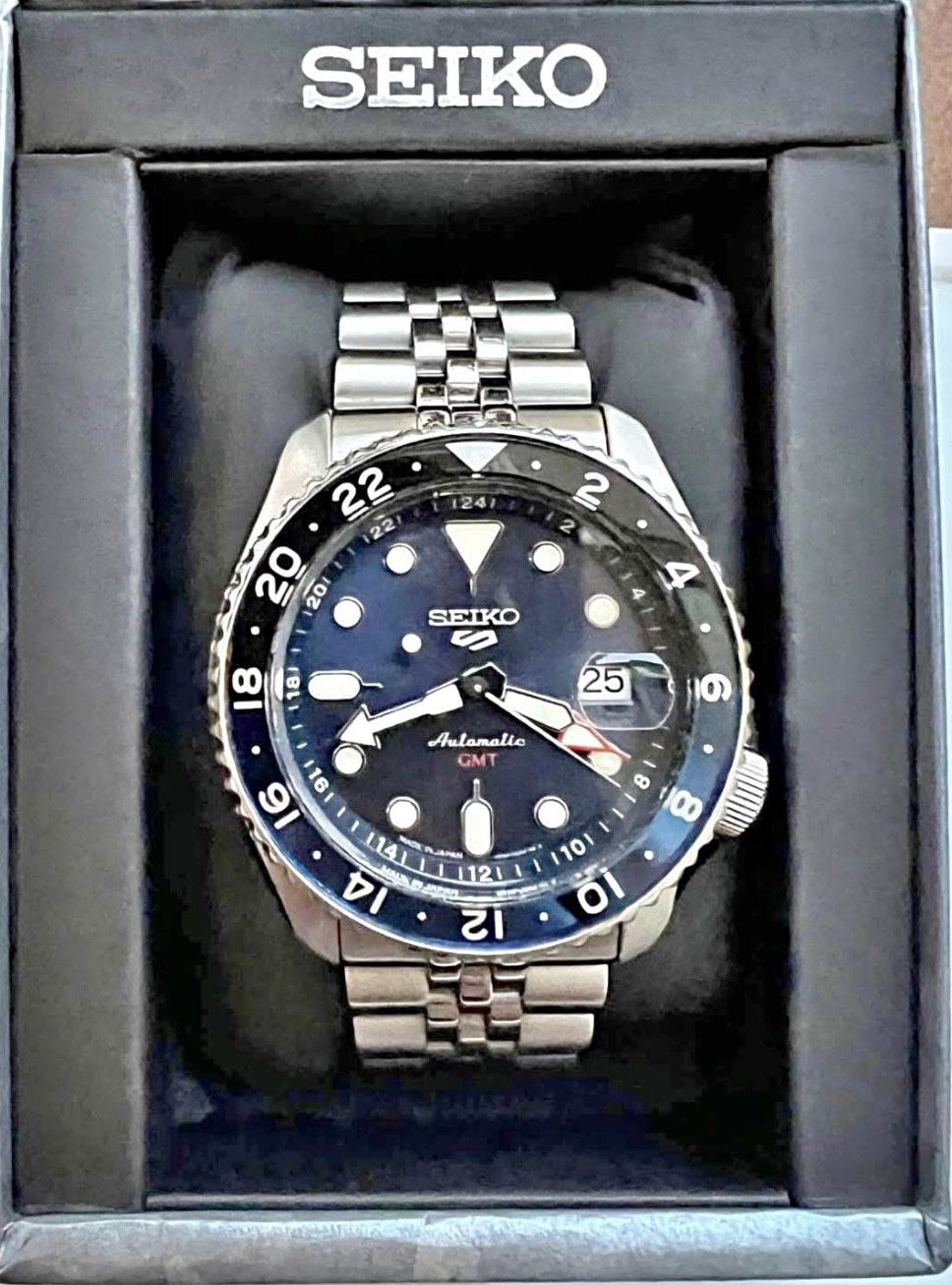 Seiko 5 SSK003 GMT (Black/Blue Dial). Like New with Box and Papers