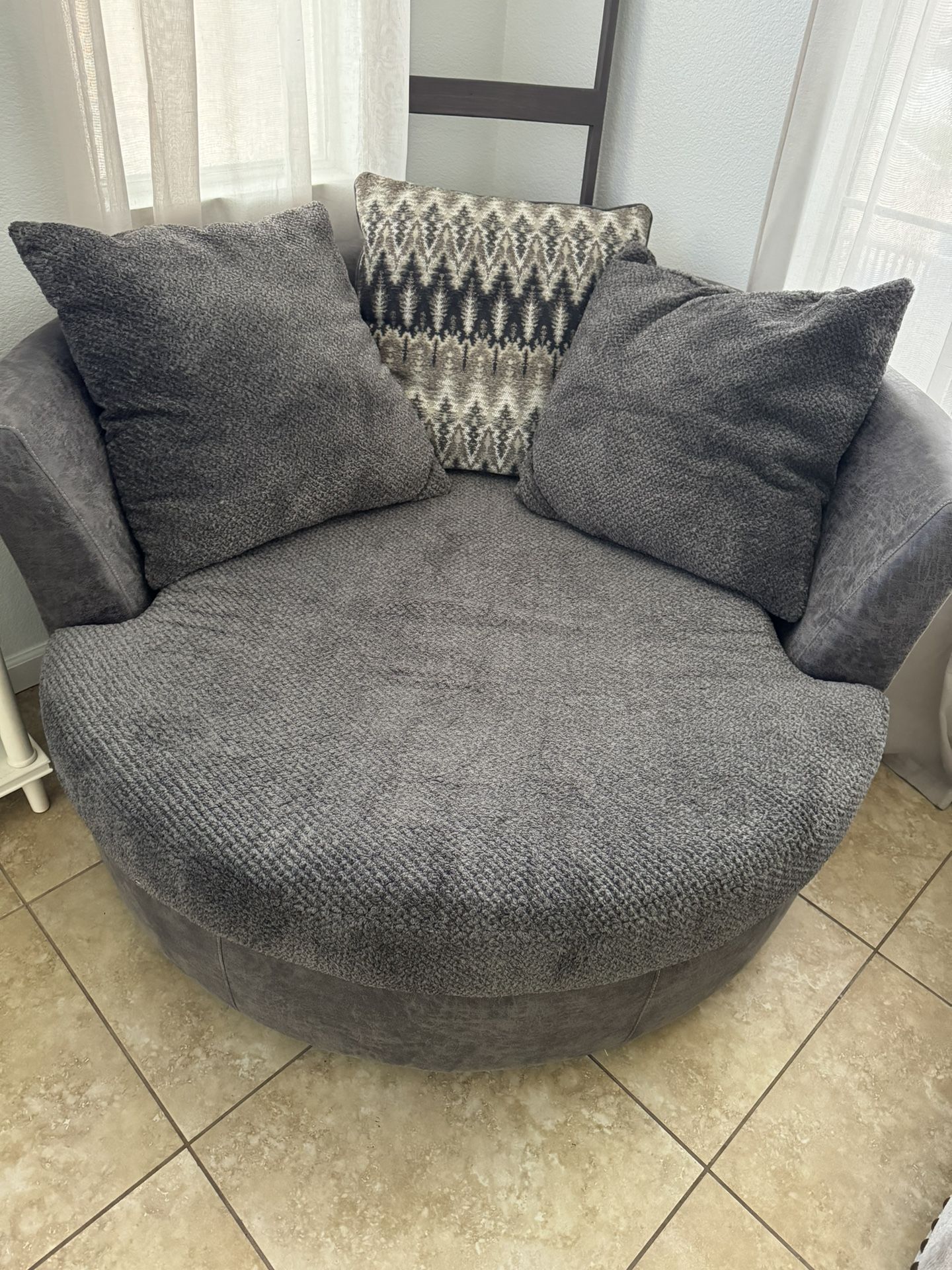 Round Swivel Couch for Sale in North Las Vegas, NV OfferUp