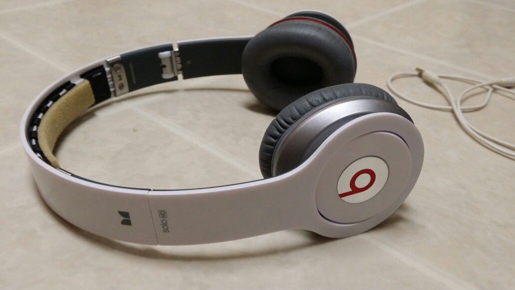 Solo HD Beats Headphones by Dr. Dre Wired White Head Phones, With Aux Cord