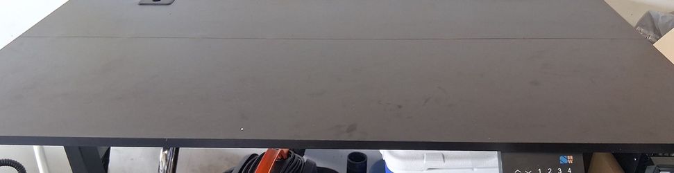 Electric standing desk