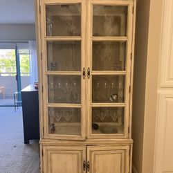 Hutch/china cabinet